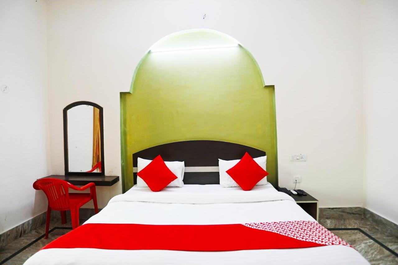 OYO 30240 Shri Radha Palace Hotel Mathura Bagian luar foto