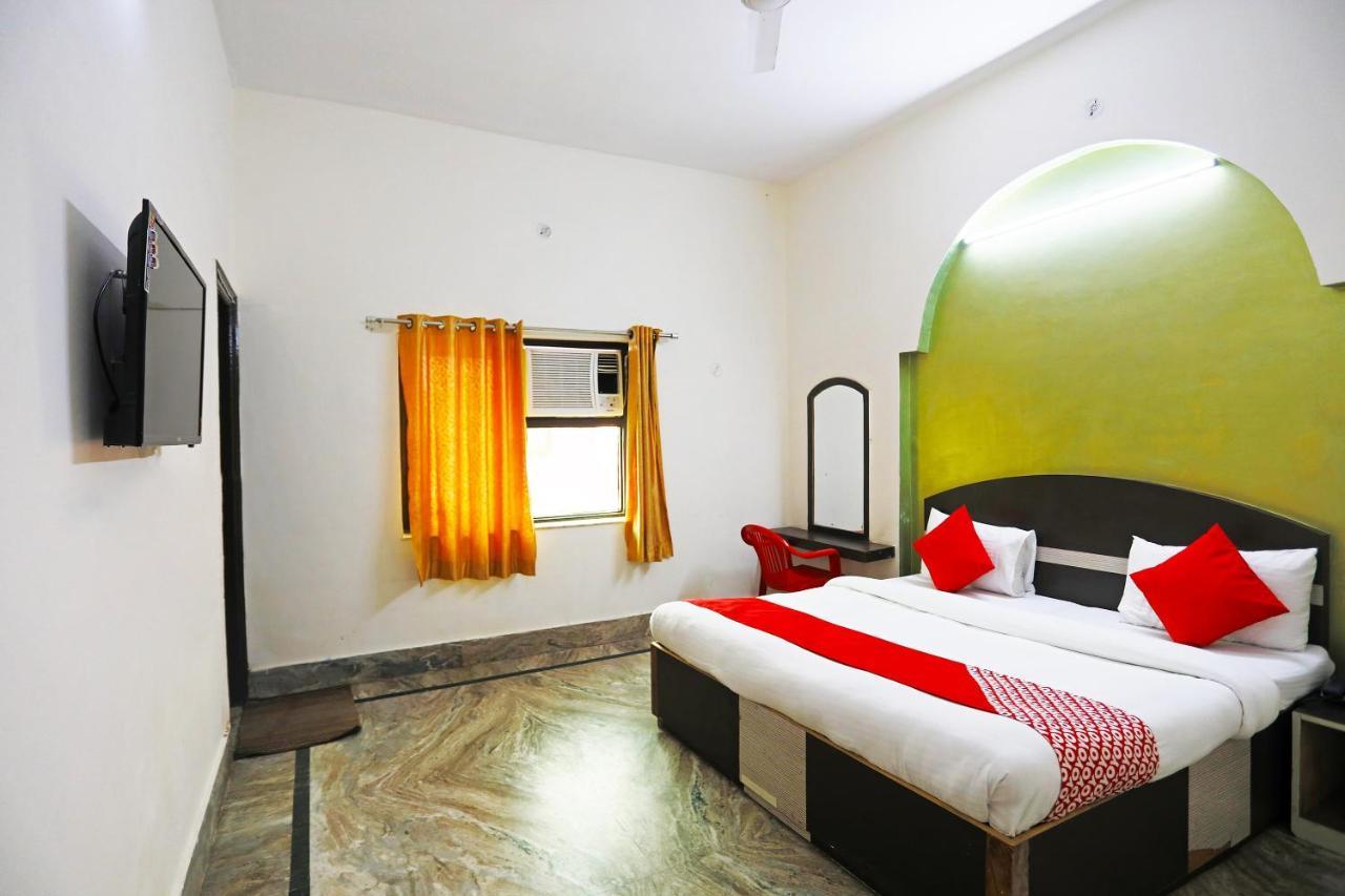 OYO 30240 Shri Radha Palace Hotel Mathura Bagian luar foto