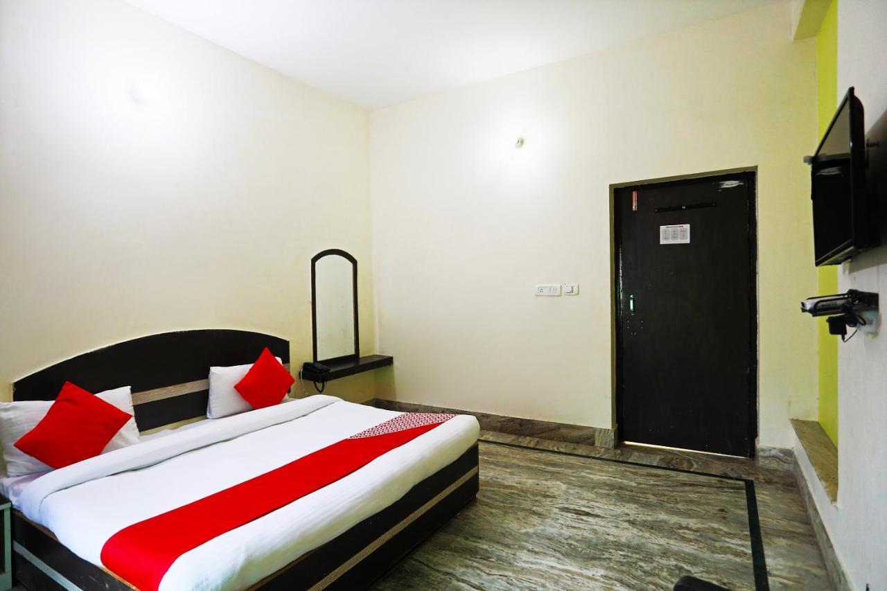OYO 30240 Shri Radha Palace Hotel Mathura Bagian luar foto